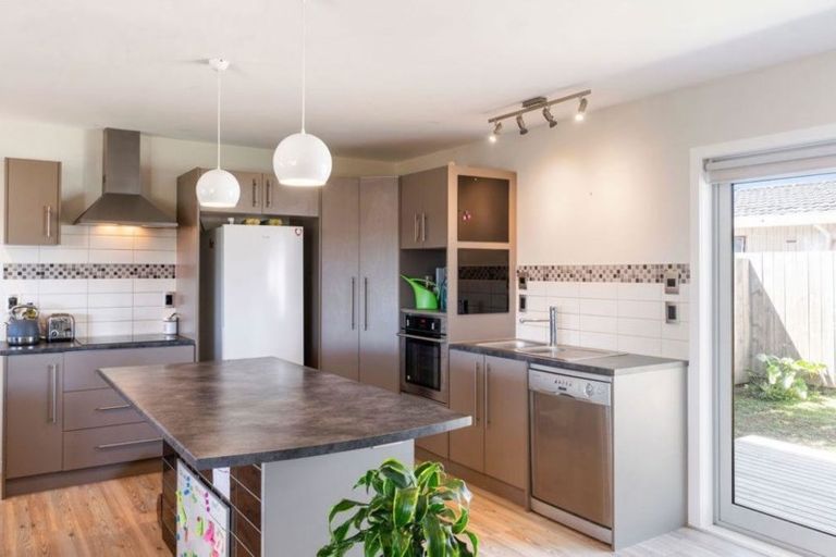 Photo of property in 17a/1 Tawa Road, Te Atatu Peninsula, Auckland, 0610