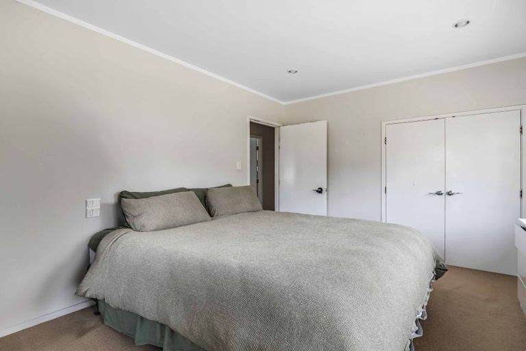 Photo of property in 10 Awaroa Road, Sunnyvale, Auckland, 0612