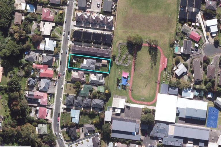 Photo of property in 15 Kingdale Road, Henderson, Auckland, 0610