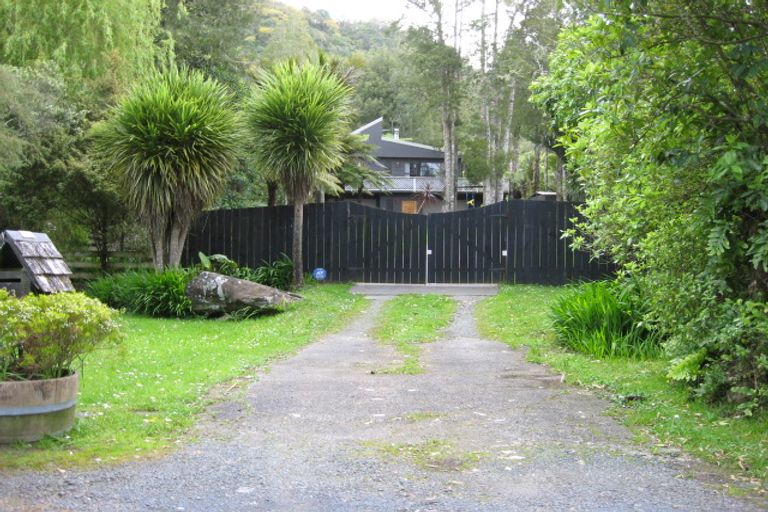 Photo of property in 33 Bush Road, Waiatarua, Auckland, 0604