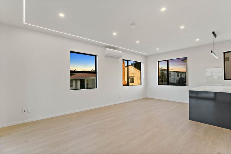 Photo of property in 1/16 Binsted Road, New Lynn, Auckland, 0600