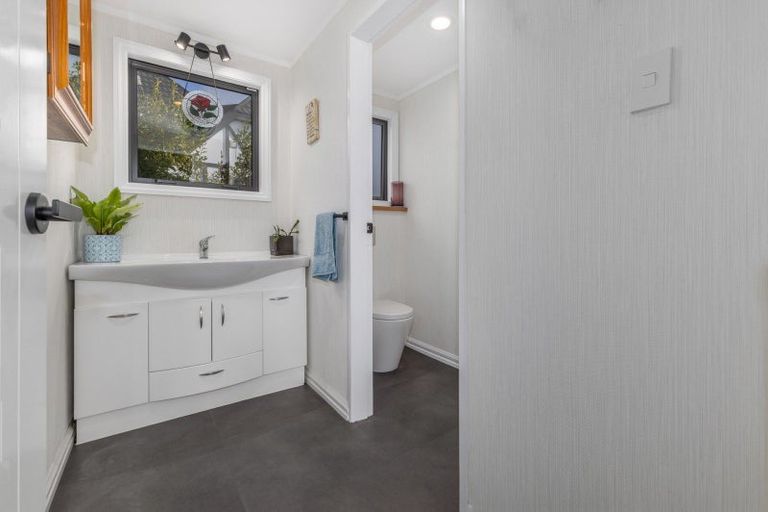 Photo of property in 10 Kinloch Place, Papakowhai, Porirua, 5024