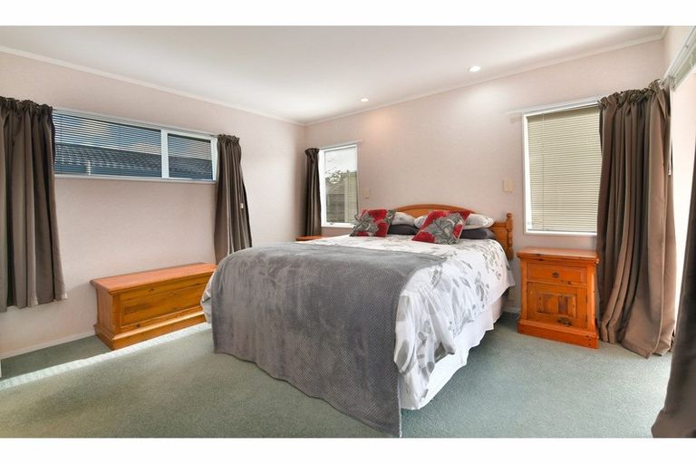 Photo of property in 1 Lakeside Drive, Orewa, 0931