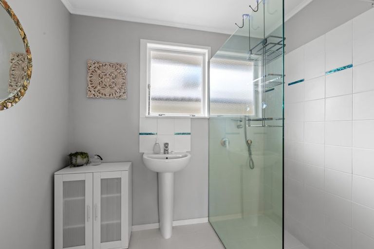 Photo of property in 43 Rewarewa Road, Te Atatu Peninsula, Auckland, 0610