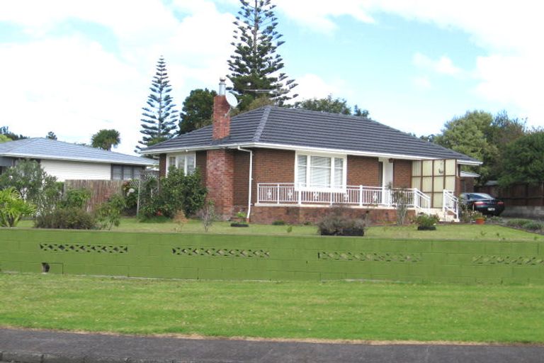 Photo of property in 5 Neil Avenue, Te Atatu Peninsula, Auckland, 0610