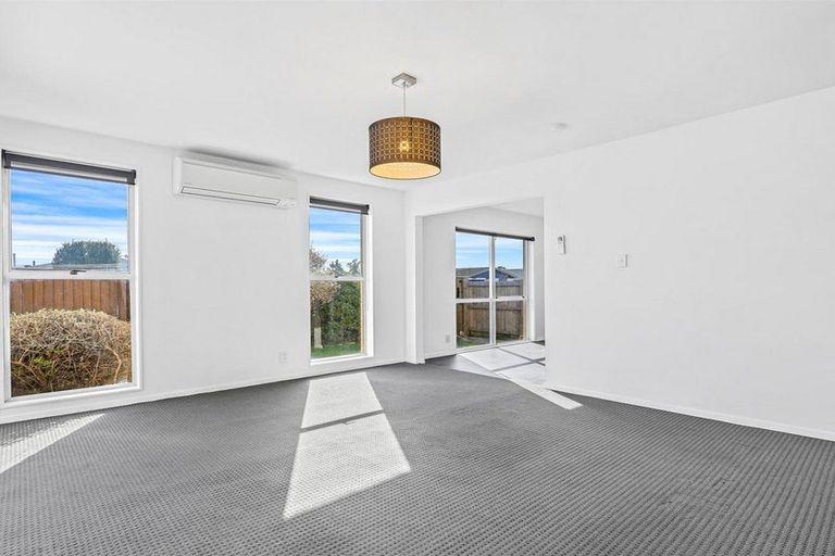 Photo of property in 37 Queenspark Drive, Parklands, Christchurch, 8083