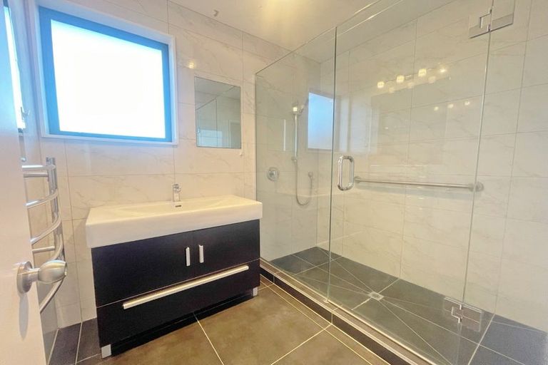 Photo of property in 9 Staverton Crescent, Mangere, Auckland, 2022