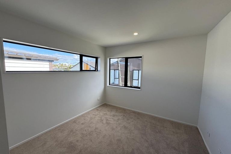 Photo of property in 4/90 Picasso Drive, West Harbour, Auckland, 0618