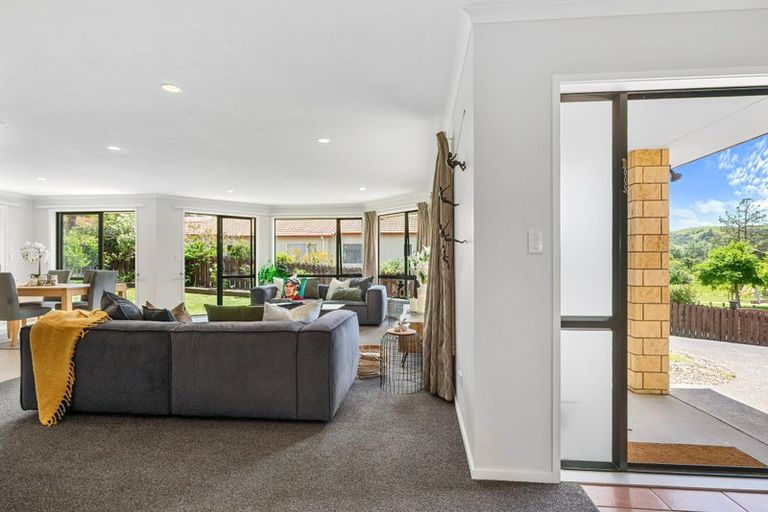 Photo of property in 38 Cabeleigh Drive, Helensville, 0800