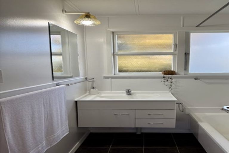 Photo of property in 44 Discovery Place, Marfell, New Plymouth, 4310
