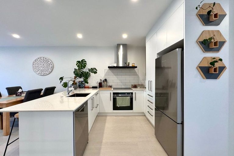 Photo of property in 14 Juniper Drive, Rosehill, Papakura, 2113