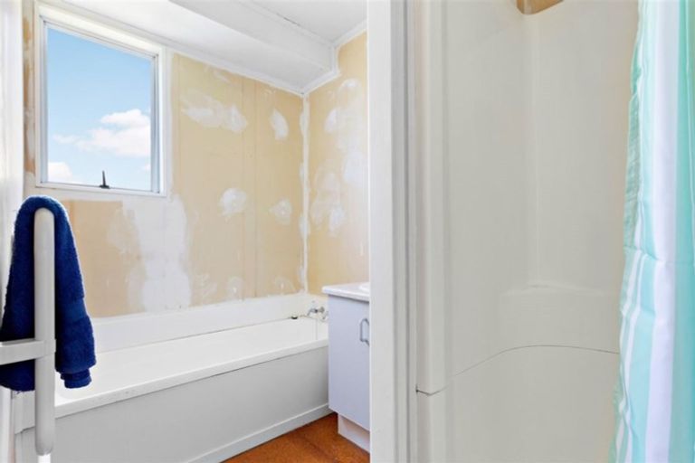 Photo of property in 24 Halloran Place, Massey, Auckland, 0614
