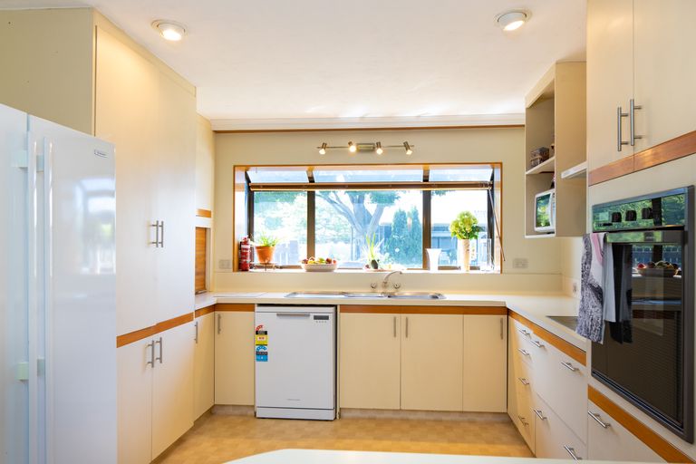 Photo of property in 10 Pyatt Place, Redwood, Christchurch, 8051
