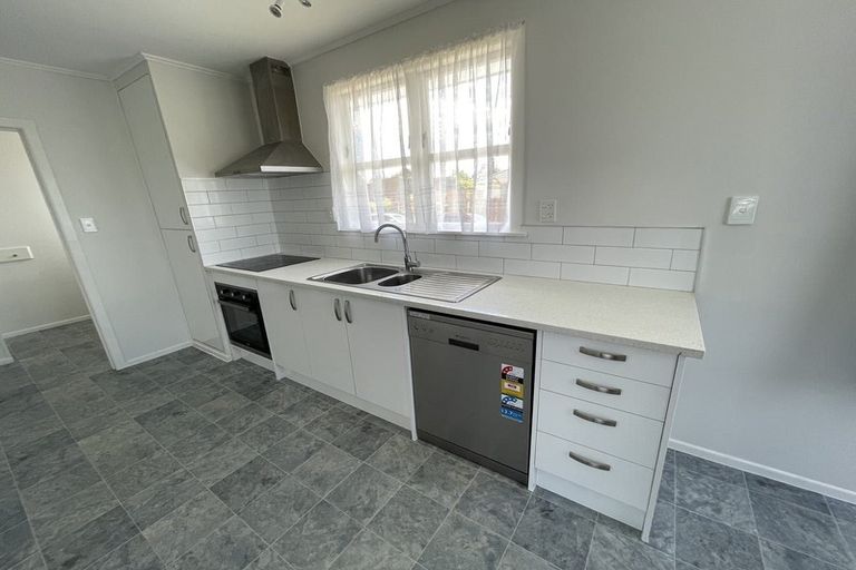 Photo of property in 2 Maybelle Place, Kelston, Auckland, 0602