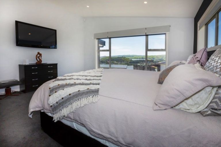 Photo of property in 2 Madeira Close, Whitby, Porirua, 5024