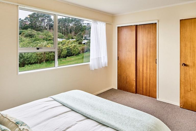 Photo of property in 34a Colchester Crescent, Newlands, Wellington, 6037