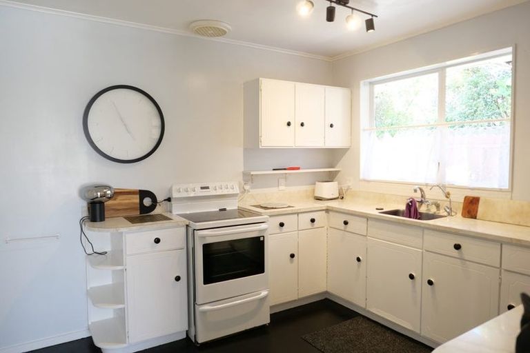 Photo of property in 28 Rewarewa Crescent, Waikanae, 5036