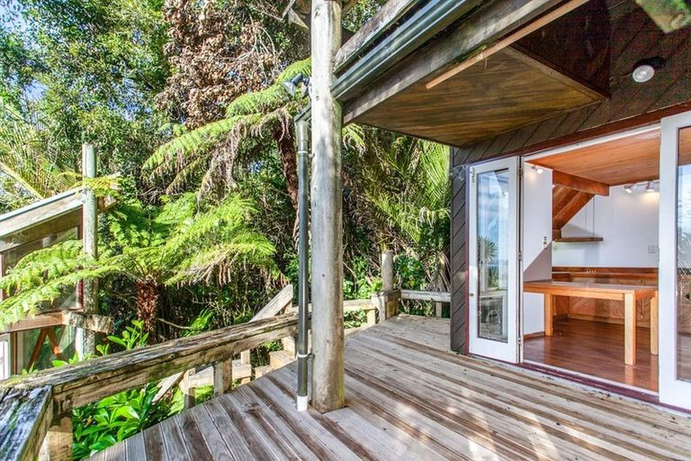 Photo of property in 40 Otitori Bay Road, Titirangi, Auckland, 0604