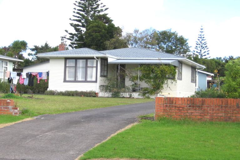 Photo of property in 7 Neil Avenue, Te Atatu Peninsula, Auckland, 0610