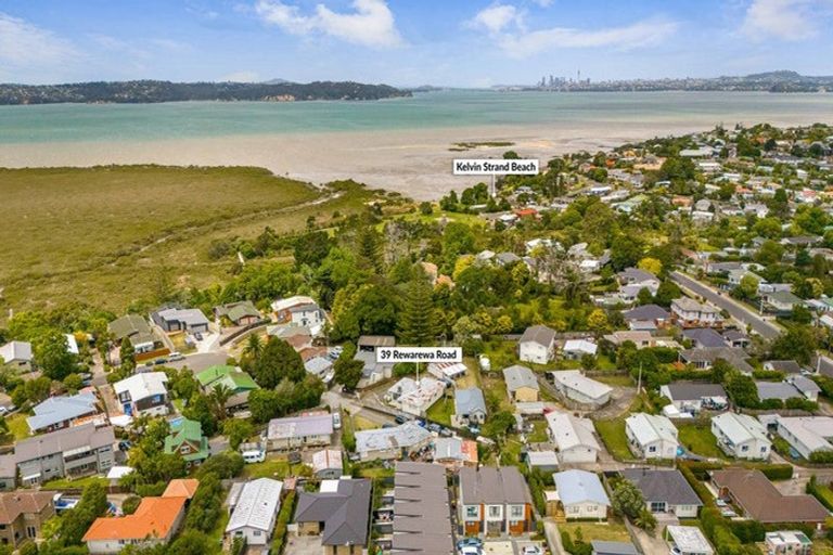 Photo of property in 39 Rewarewa Road, Te Atatu Peninsula, Auckland, 0610