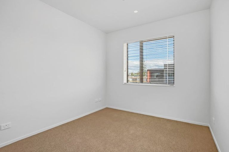 Photo of property in 25 Potter Avenue, Northcote, Auckland, 0627