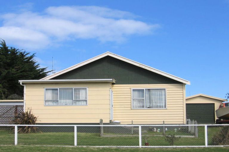 Photo of property in 14 Pratt Avenue, Foxton Beach, Foxton, 4815