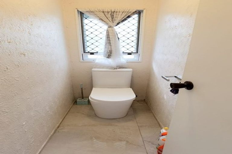 Photo of property in 16 Redoubt Road, Goodwood Heights, Auckland, 2105