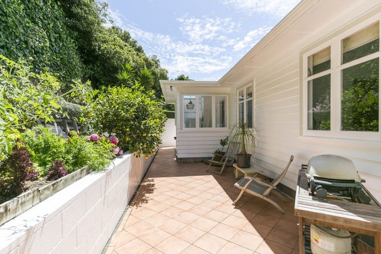 Photo of property in 29 Fortification Road, Karaka Bays, Wellington, 6022