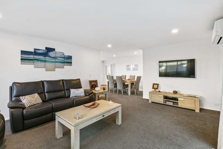Photo of property in 7 Montcalm Close, Orewa, 0931