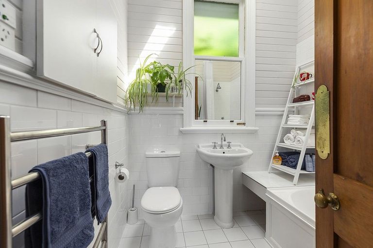 Photo of property in 37 Garden Road, Northland, Wellington, 6012