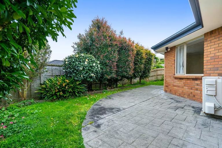 Photo of property in 5 Sunvista Avenue, Oteha, Auckland, 0632