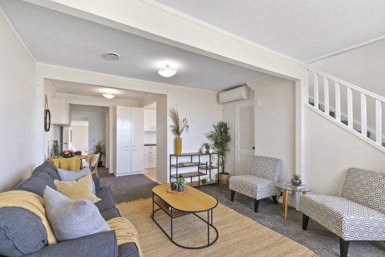 Photo of property in 5b Sunhaven Drive, Newlands, Wellington, 6037