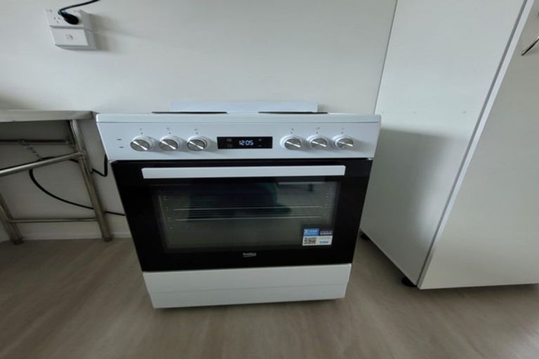 Photo of property in 1/100 Birkdale Road, Birkdale, Auckland, 0626