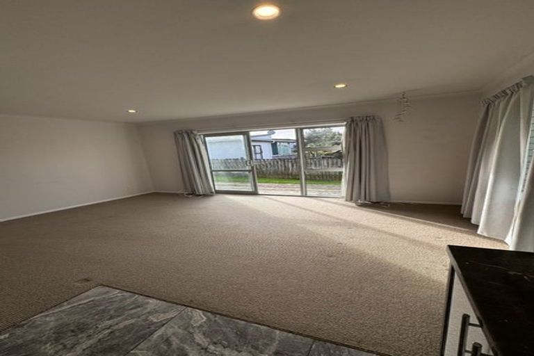 Photo of property in 12 Dawnhaven Drive, Te Atatu Peninsula, Auckland, 0610