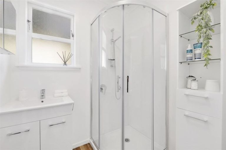 Photo of property in 36 Miles Crescent, Newlands, Wellington, 6037