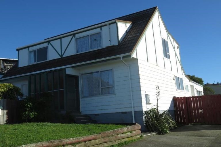 Photo of property in 5b Sunhaven Drive, Newlands, Wellington, 6037