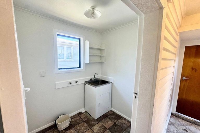 Photo of property in 11 Springside Place, New Lynn, Auckland, 0600