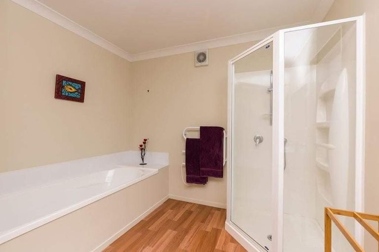 Photo of property in 28 Erlestoke Crescent, Churton Park, Wellington, 6037