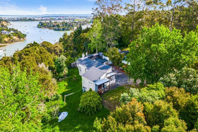 Photo of property in 48 Ngarahana Avenue, Paremoremo, Auckland, 0632