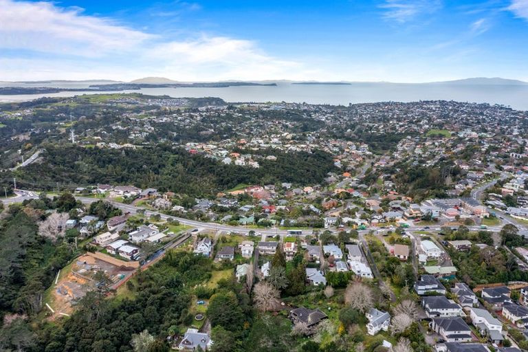 Photo of property in 1/1018 East Coast Road, Fairview Heights, Auckland, 0630
