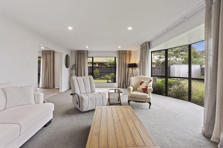 Photo of property in 10 Pyatt Place, Redwood, Christchurch, 8051