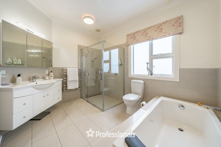 Photo of property in 32 Birdwood Road, Waterloo, Lower Hutt, 5011