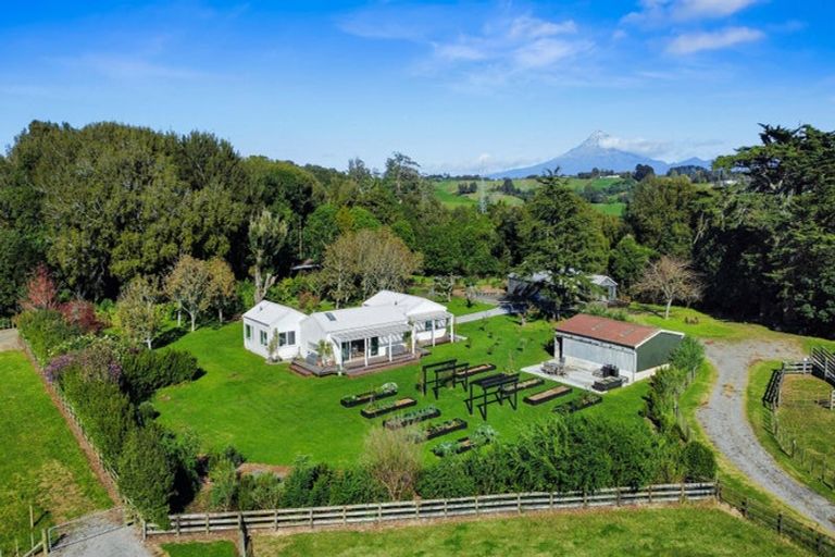 Photo of property in 130 Cross Road, Lepperton, New Plymouth, 4373