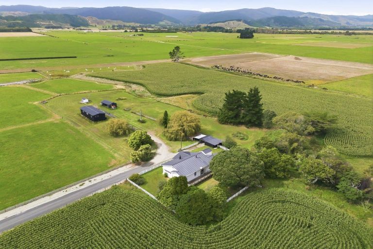 Photo of property in 225 Kuku Beach Road, Kuku, Levin, 5570