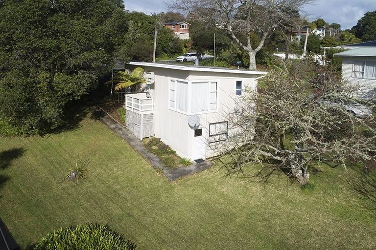 Photo of property in 18 Pohutukawa Avenue, Red Beach, 0932