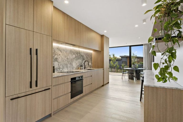 Photo of property in 21d Arahia Street, Northcote, Auckland, 0627