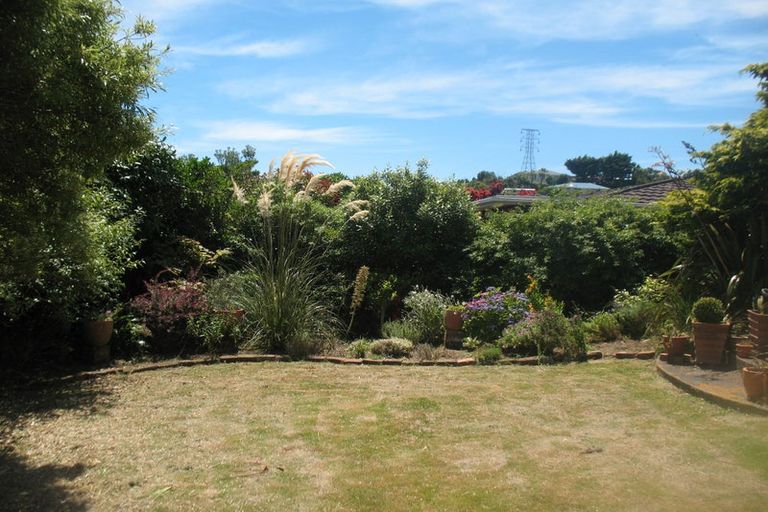 Photo of property in 7 Griffiths Grove, Newlands, Wellington, 6037