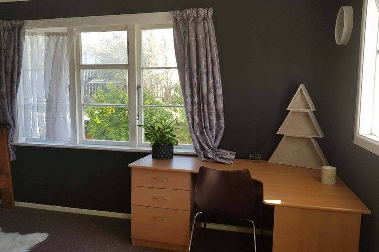 Photo of property in 15 Lyndfield Lane, Newlands, Wellington, 6037