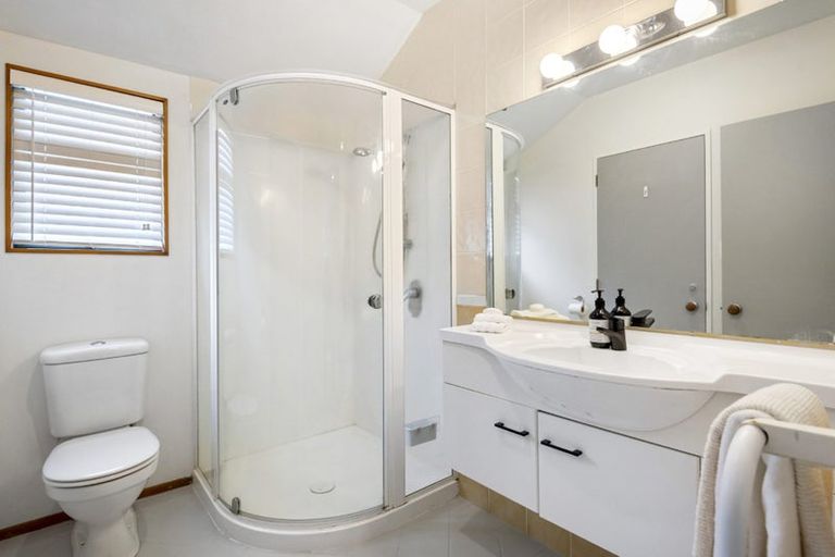 Photo of property in 24a Seaview Avenue, Northcote, Auckland, 0627