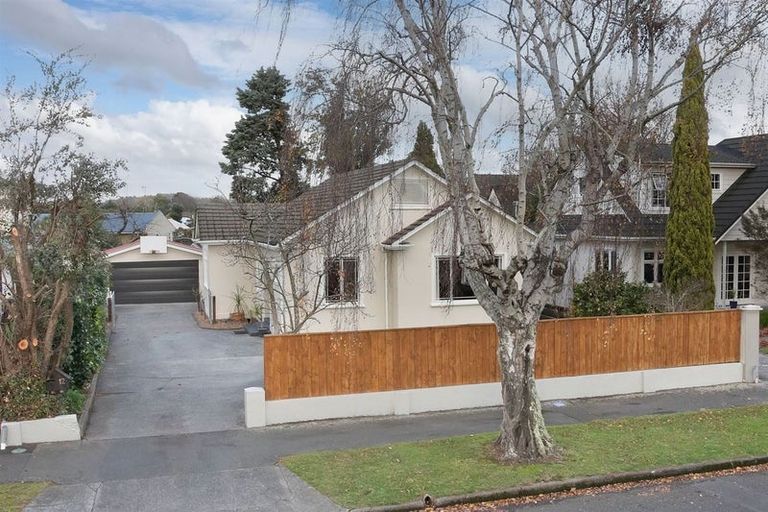 Photo of property in 12 Winston Avenue, Hokowhitu, Palmerston North, 4410